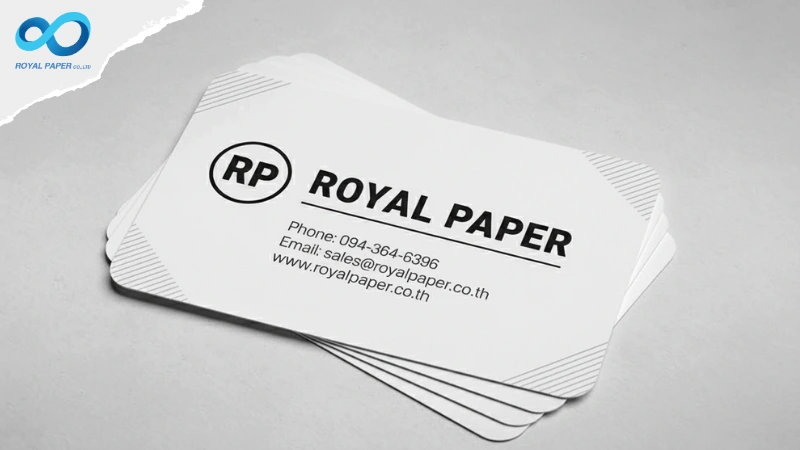 บัตร PVC ขนาดเท่าบัตรเครดิต มุมตัดเฉียงมีลายเส้น โลโก้ RP / ROYAL PAPER พร้อมข้อมูลติดต่อ พื้นขาวดำแบบมินิมอล