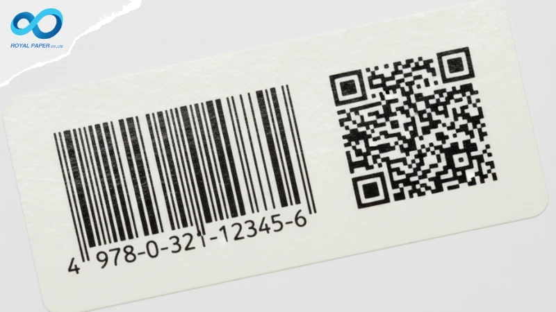 ฉลากสินค้าแสดงการพิมพ์คู่กันของ "บาร์โค้ด vs QR Code" บนแผ่นเดียว